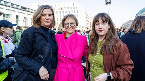 Die Gr&uuml;nen-Politikerinnen Katrin G&ouml;ring-Eckardt, Franziska Brantner und Ricarda Lang (l-r) waren ebenfalls am Brandenburger Tor.