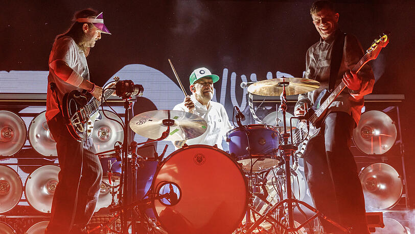 Sänger Peter Brugger (von links), Schlagzeuger Florian Weber und Bassist Rüdiger Linhof von der deutschen Indie-Rock-Band "Sportfreunde Stiller" spielen zum Auftakt ihrer Tour "30 wunderbare Jahre" in der Heinrich-Lades-Halle. Sänger Peter Brugger (von links), Schlagzeuger Florian Weber und Bassist Rüdiger Linhof von der deutschen Indie-Rock-Band "Sportfreunde Stiller" spielen zum Auftakt ihrer Tour "30 wunderbare Jahre" in der Heinrich-Lades-Halle.