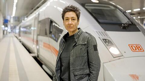 Dunja Hayali blickte f&uuml;r "Am Puls mit Dunja Hayali - Unsere Bahn: geliebt, verflucht - gef&auml;hrlich?" hinter die Kulissen der Deutschen Bahn.