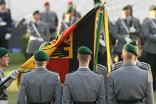 Nächstes Jahr auf dem Marienplatz? Rekruten der Bundeswehr nehmen in BErliln an einem öffenltichen Gelöbnis teil.