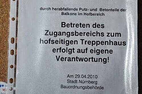 So warnt die Bauordnungsbehörde Besucher des Hauses.