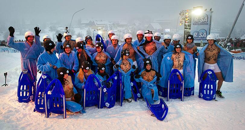 Schnelle Kurven, rasante Fahrten und tiefe Einblicke. Die Bilder von der irren Nackt-Rodel-Gaudi in Altenberg.