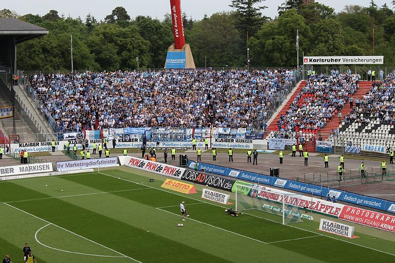 Die Bilder von der Pyro-Show der Löwen-Fans in Karlsruhe