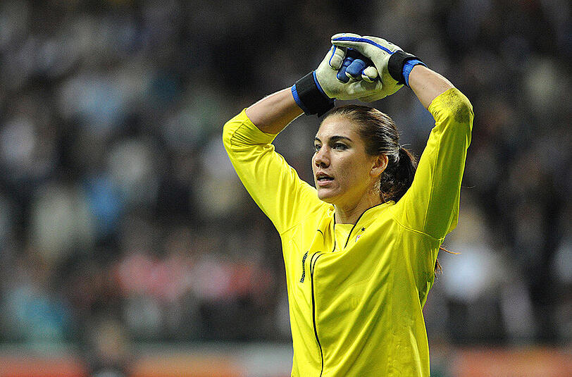 Die US-Torhüterin Hope Solo weiß auch neben dem Platz aufzufallen. Klicken Sie sich durch die Bilderstrecke.
