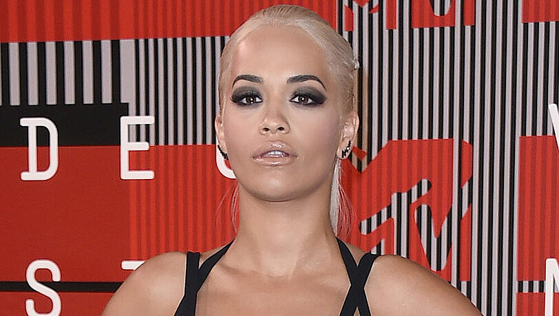 Bei den diesjährigen VMAs zog Rita Ora mit einem tiefen Ausschnitt alle Blicke auf sich Bei den diesjährigen VMAs zog Rita Ora mit einem tiefen Ausschnitt alle Blicke auf sich