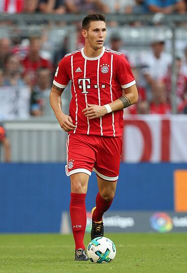 NIKLAS SÜLE NOTE 4
Im ersten Spiel für Bayern wirkte der Innenverteidiger nicht fit. Zu langsam, Probleme beim Stellungsspiel.