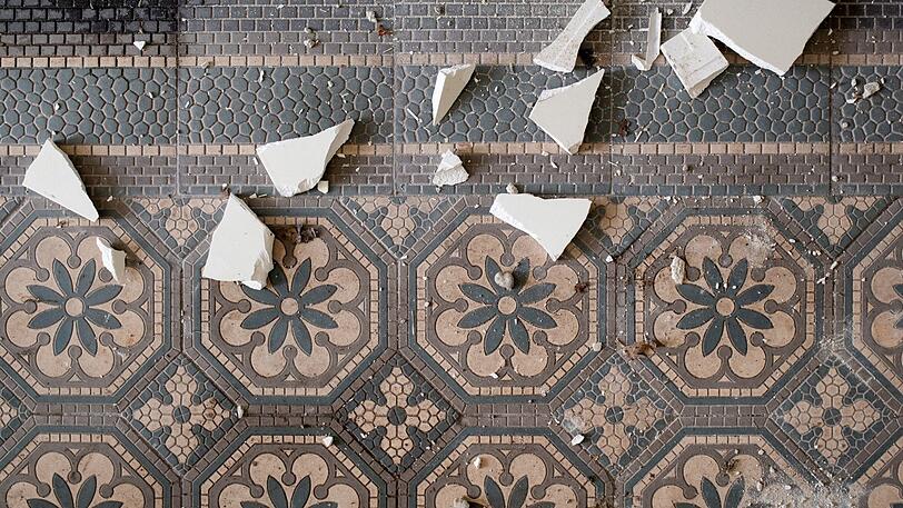Alte Mosaik-Bodenfliesen in der Kuvertfabrik.