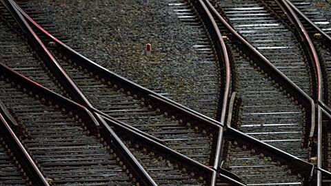 Schienen sind vor einem Hauptbahnhof zu sehen. Foto: Hendrik Schmidt/zb/dpa/Symbolbild