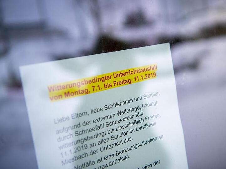 Ein paar Tage zusätzliche Winterferien: Ein Zettel an einer Schule in Holzkirchen weist auf witterungsbedingten Unterrichtsausfall hin.