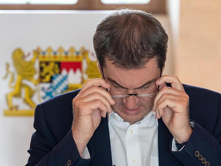Markus Söder (CSU) sitzt zu Beginn der Kabinettssitzung an seinem Platz in der Bayerischen Staatskanzlei. Foto: Peter Kneffel/dpa-Pool/dpa