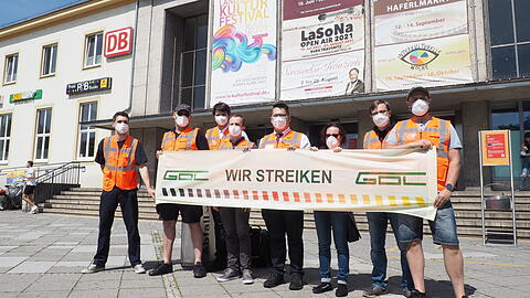 Zugbegleiter und Lokführer streiken in Landshut, nachdem die Gewerkschaft Deutscher Lokomotivführer dazu aufgerufen hatte.