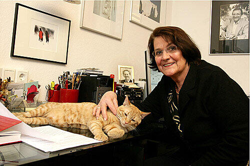 Edith von Welser-Ude mit Kater Udefix, der am Freitag entlaufen ist.