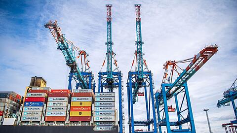 Ein Schiff liegt im Containerhafen Bremerhaven. Die deutsche Wirtschaft schwächelt.