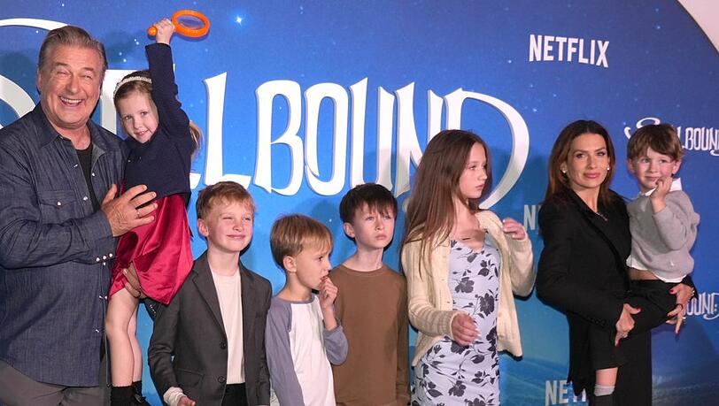 Alec und Hilaria Bladwin brachten sechs ihrer sieben Kinder mit zur "Spellbound"-Premiere in New York City.