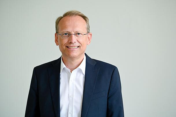 Bernhard Stiedl ist seit 2022 Vorsitzender des Deutschen Gewerkschaftsbunds (DGB) Bayern. Zuvor arbeitete er hauptamtlich f&uuml;r die IG Metall in Ingolstadt und als Bezirkssekret&auml;r f&uuml;r Bayern. Der DGB organisiert bundesweit 5,6 Millionen Mitglieder aus acht Gewerkschaften.