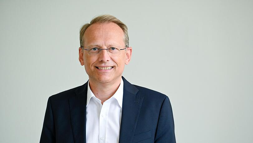 Bernhard Stiedl ist seit 2022 Vorsitzender des Deutschen Gewerkschaftsbunds (DGB) Bayern. Zuvor arbeitete er hauptamtlich f&uuml;r die IG Metall in Ingolstadt und als Bezirkssekret&auml;r f&uuml;r Bayern. Der DGB organisiert bundesweit 5,6 Millionen Mitglieder aus acht Gewerkschaften.