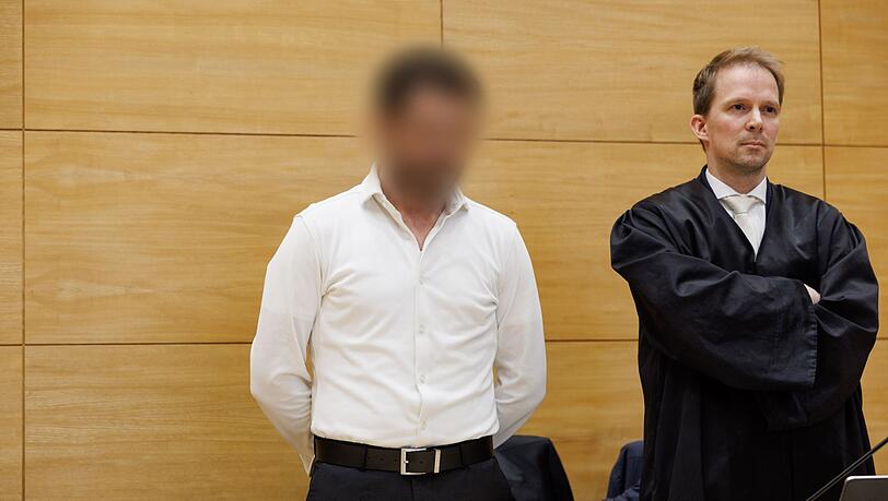 Das Urteil nach Schüssen auf ehemaligen Boxprofi in Bielefeld ist rechtskräftig. Der zu diesem Zeitpunkt Angeklagte (l.) stand zum Prozessauftakt neben seinem Verteidiger Tobias Diedrich. Das Urteil nach Schüssen auf ehemaligen Boxprofi in Bielefeld ist rechtskräftig. Der zu diesem Zeitpunkt Angeklagte (l.) stand zum Prozessauftakt neben seinem Verteidiger Tobias Diedrich.