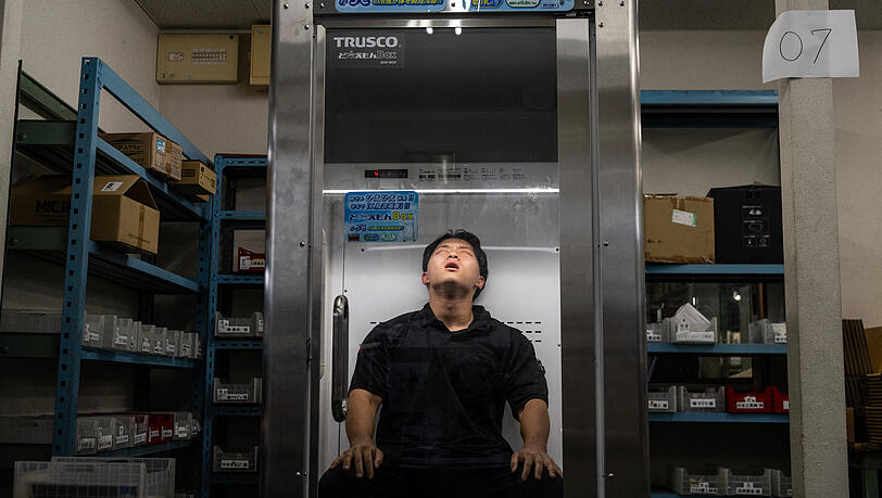 Konoe-Mitarbeiter Taichi Konishi macht Pause in der K&uuml;hlbox f&uuml;r Menschen.