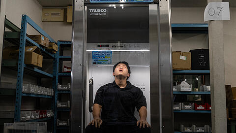 Konoe-Mitarbeiter Taichi Konishi macht Pause in der K&uuml;hlbox f&uuml;r Menschen.