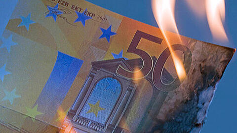 Ein Geldschein verbrennt: Die Rechnungsprüfer monieren, dass dem Fiskus alljährlich Milliardeneinnahmen entgehen, weil Finanzbeamte und Steuerfahnder fehlen.