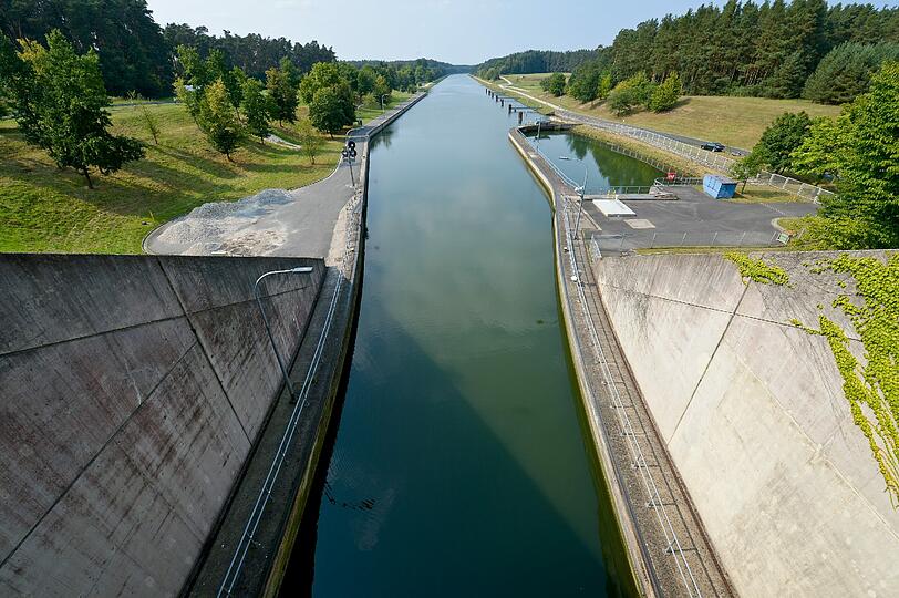 Bei einer Donau-Schleuse kam es zu einem Schiffsunfall.(Symbolbild)