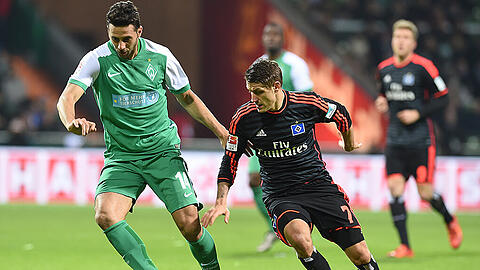 Das Hinspiel in Bremen gewann der HSV mit 3:1 - hier behauptet Werder-Stürmer Claudio Pizarro (links) den Ball gegen den Hamburger Ivo Ilicevic.