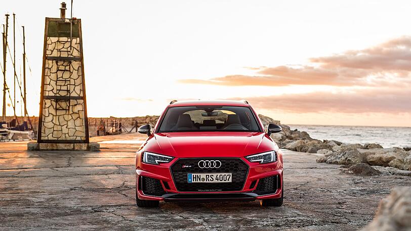 Die vergrößerten Lufteinlässe und der flachere, breitere Singleframe-Grill sind typisch für den RS 4 Avant.