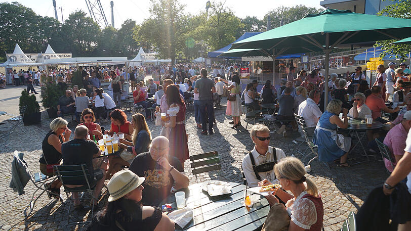 Dirndl, Lederhosn und viele Sonnenbrillen: die Fans auf dem Weg zum Konzert von Andreas Gabalier im Olympiastadion.