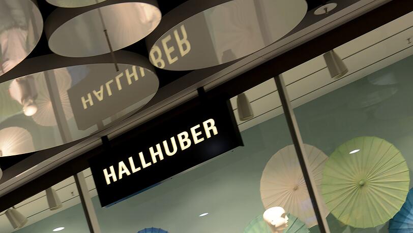 "Wir waren bis Januar 2020 sehr erfolgreich unterwegs, aber die behördlich angeordneten Schließungen unserer Verkaufsflächen setzen uns jetzt hart zu", erklärte Rouven Angermann, der CEO von Hallhuber. (Archivbild) "Wir waren bis Januar 2020 sehr erfolgreich unterwegs, aber die behördlich angeordneten Schließungen unserer Verkaufsflächen setzen uns jetzt hart zu", erklärte Rouven Angermann, der CEO von Hallhuber. (Archivbild)