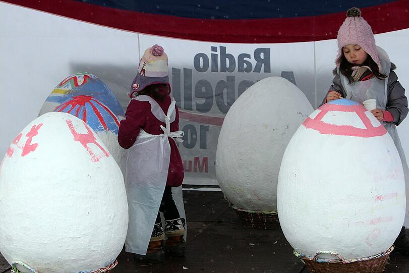 Ostern im Olympiapark: Anita und Anja bemalen große Gipseier.