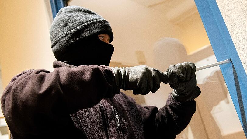 Vermummt und mit Werkzeug ausgestattet: In diesem Stil sind auch die Angeklagten in Münchner Gewerbeobjekte eingestiegen. Vermummt und mit Werkzeug ausgestattet: In diesem Stil sind auch die Angeklagten in Münchner Gewerbeobjekte eingestiegen.