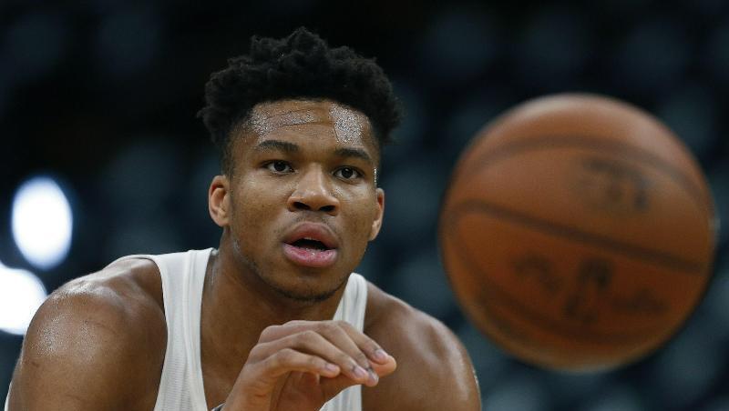 Spendet für die Hallenmitarbeiter der Milwaukee Bucks: NBA-Star Giannis Antetokounmpo. Spendet für die Hallenmitarbeiter der Milwaukee Bucks: NBA-Star Giannis Antetokounmpo.