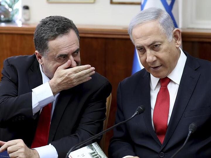 Minister Israel Katz während einer der wöchentlichen Kabinettssitzung im Gespräch mit Benjamin Netanjahu.