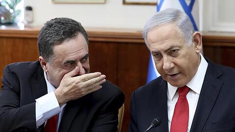 Minister Israel Katz während einer der wöchentlichen Kabinettssitzung im Gespräch mit Benjamin Netanjahu.