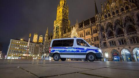 Ein Polizeiwagen auf dem leeren Marienplatz - ab 21 Uhr herrscht Ausgangssperre. Doch das reicht dem BRK nicht. (Symbolbild)