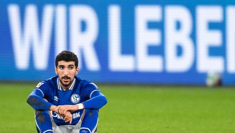 Enttäuscht sitzt Schalkes Nassim Boujellab nach der Partie auf dem Platz. S04 beendet die Hinrunde auf dem letzten Platz.