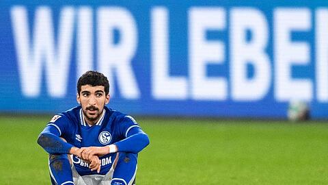 Enttäuscht sitzt Schalkes Nassim Boujellab nach der Partie auf dem Platz. S04 beendet die Hinrunde auf dem letzten Platz.
