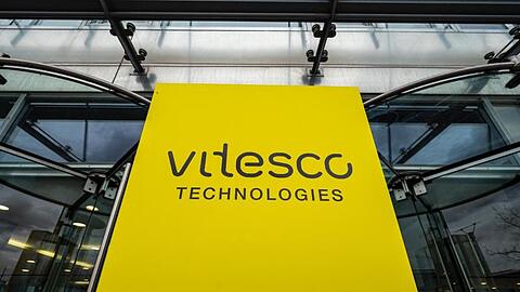 &bdquo;Vitesco Technologies- Entwicklungszentrum&ldquo; steht auf einem Schild vor dem Werksgelände.
