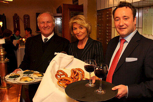 Packen mit an: Unternehmer Claus Hipp, Münchner Tafel-Vorsitzende Hannelore Kiethe und Gastronom Stephan Kuffler (v. l.).