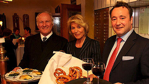 Packen mit an: Unternehmer Claus Hipp, Münchner Tafel-Vorsitzende Hannelore Kiethe und Gastronom Stephan Kuffler (v. l.).