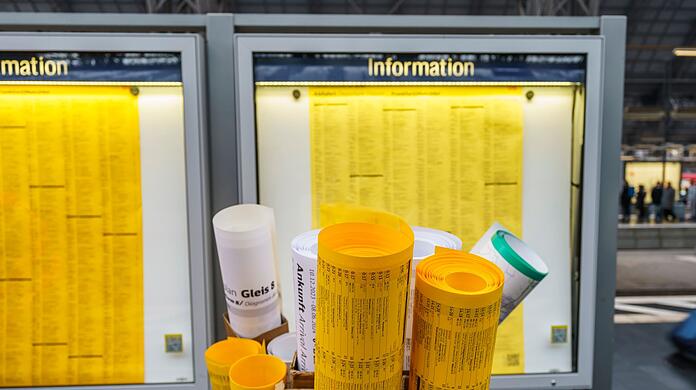 Erst sollten sie verschwinden - nun bleiben die weißen Ankunftspläne doch erstmal in den Bahnhöfen hängen. (Archivbild)