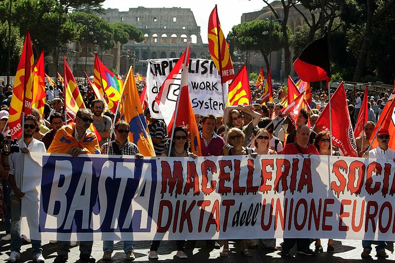 Angestellte aus dem öffentlichen Dienst protestieren gegen die strengen Sparmaßnahmen der Regierung: &bdquo;Zahlen müssen die, die schon immer gezahlt haben. Die Bilder