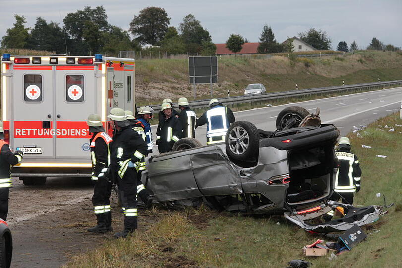 Bei einem Unfall auf der A94 wurden vier Personen verletzt.