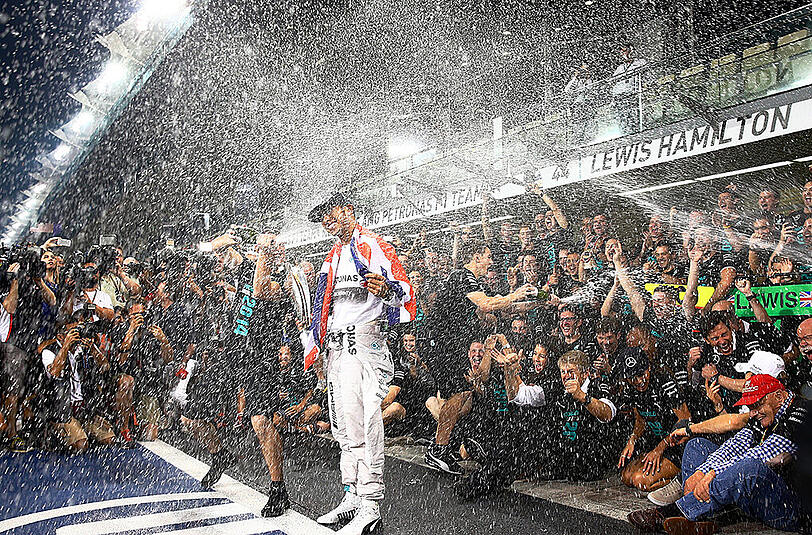 Champagner-Dusche für den verdienten Weltmeister: Lewis Hamilton hat noch viel vor.