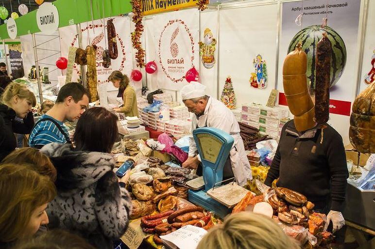 Dieser Wurst-Verkäufer lebt seinen Beruf