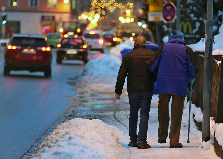 Beschwerlich ist der Winter auch für Fußgänger.