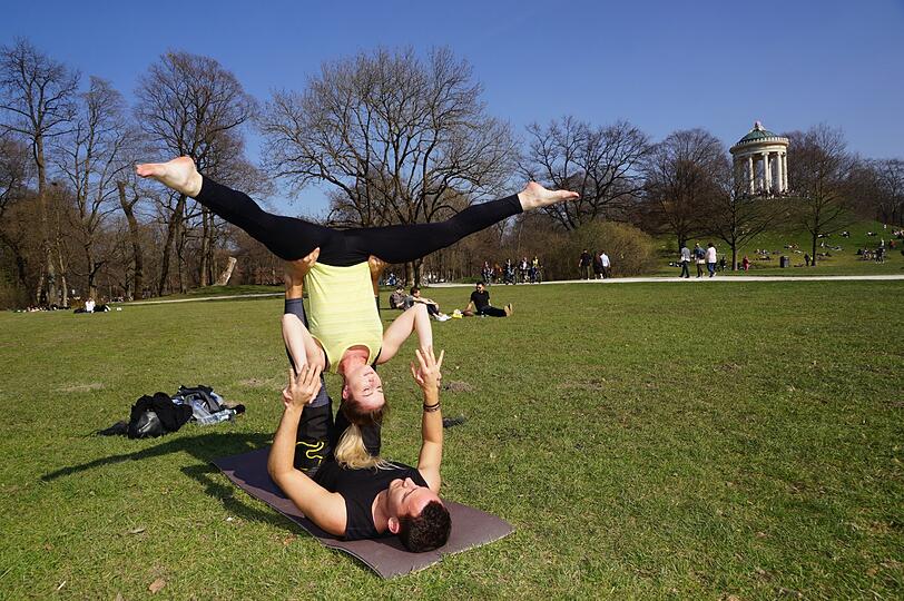 ...zum Beispiel beim "Acro Yoga"...