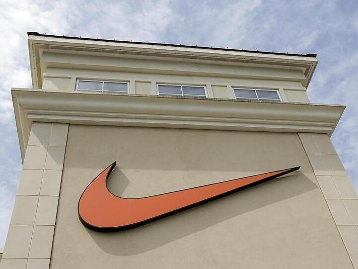 Nike Händler am grenzüberschreitenden Verkauf von Lizenzprodukten in Europa gehindert, teilte die EU-Kommission in Brüssel mit.