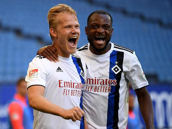 Torschütze Joel Pohjanpalo (l) bejubelt sein Tor zum 2:1 mit dem Doppeltorschützen David Kinsombi.