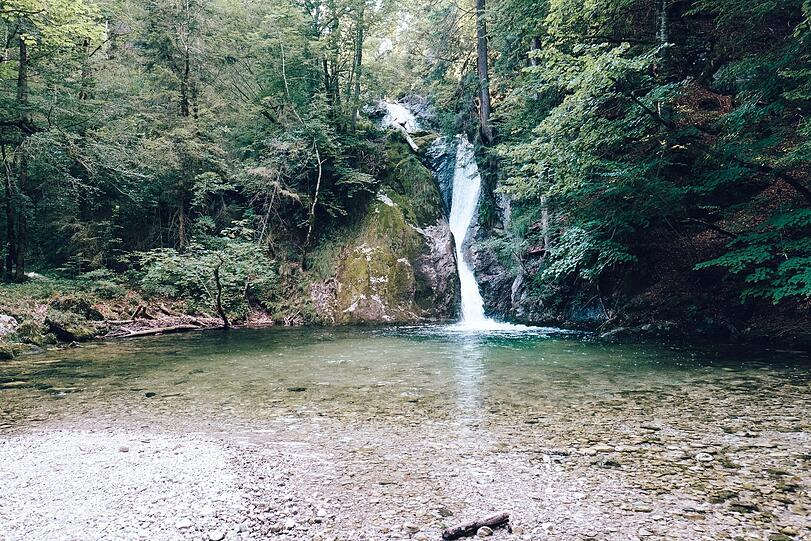 Während der Weg zu manchen der Badeplätze aus Maria Eckls Buch nur mit etwas sportlicher Betätigung zu bewerkstelligen ist, betont die Autorin beim Mußbachfall im Berchtesgadener Land, wie einfach er nach einer nur zehnminütigen Wanderung zu erreichen sei. Es rauscht und tost, 500 Meter ist der Wasserfall bei Schneizlreuth insgesamt hoch, in mehreren Kaskaden ergießt sich das (kühle) Wasser. Laut Eckl perfekt geeignet für eine sommerliche Abkühlung oder ein erfrischendes Fußbad. Ausgangspunkt: Gasthaus Schneizlreuth